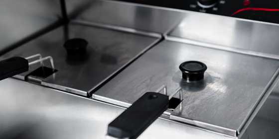difference between tool steel and stainless steel