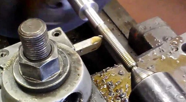 turning external threads
